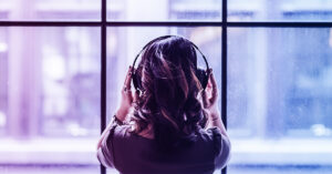 Frau die mit Kopfhörer Musik hört